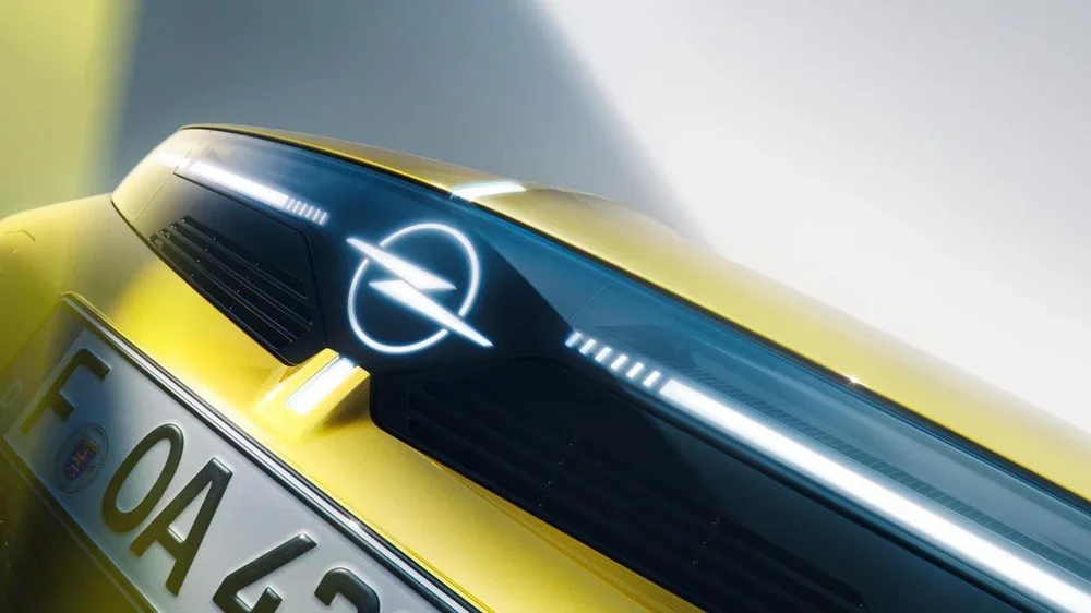 El Opel Blitz iluminado, estrenado como elemento distintivo del SUV Grandland, se incorpora al Astra, en el centro del frontal