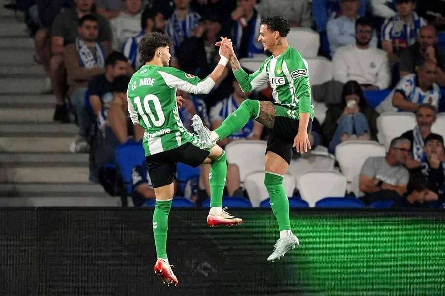 Abde y Antony celebran uno de los dos goles del Betis