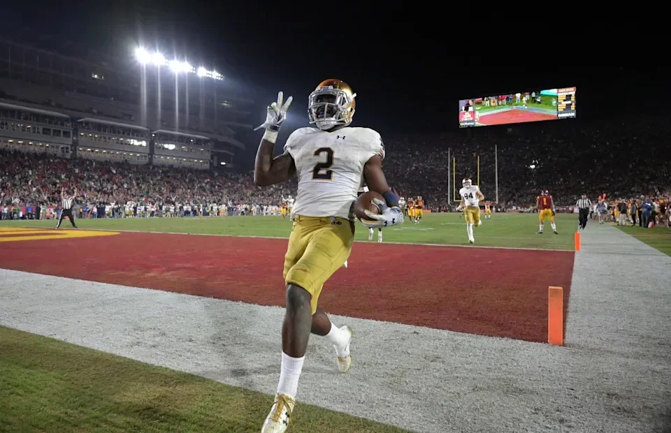 Nov 24, 2018; Los Angeles, CA, USA; Notre Dame Fighting Irish running back <a class=